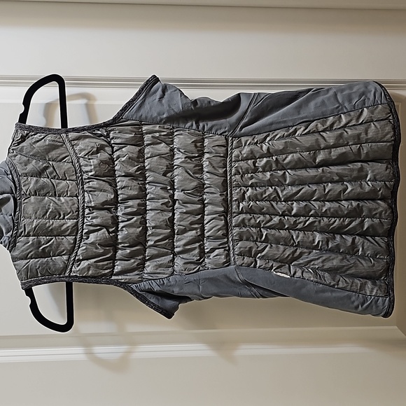 220. Lululemon Run: Turn Around Vest - Picture 7 of 12